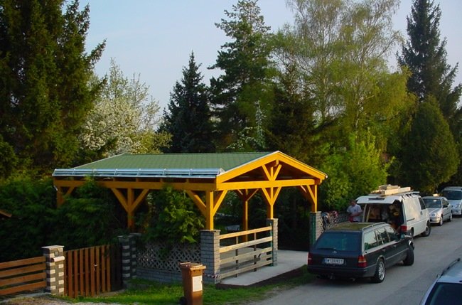 Carport mit grünem Dach