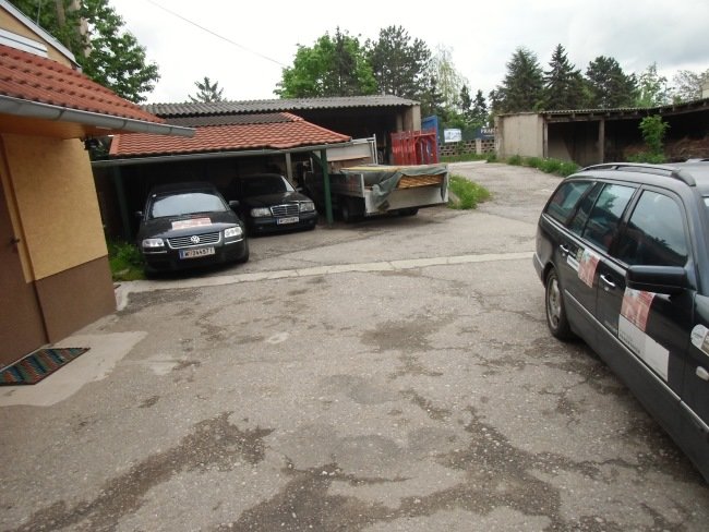 Carport neben Haus